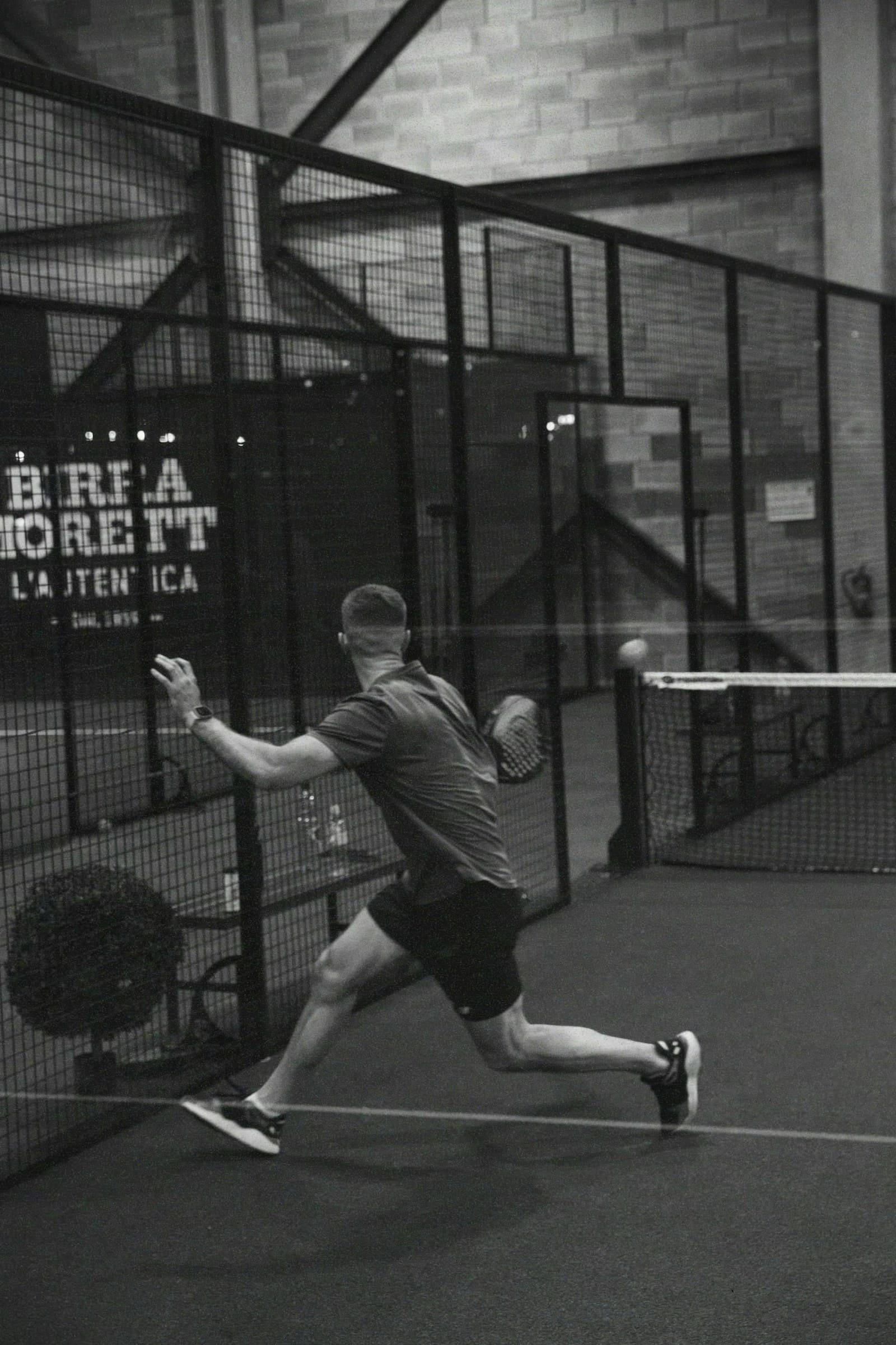 Giocatore di padel in azione