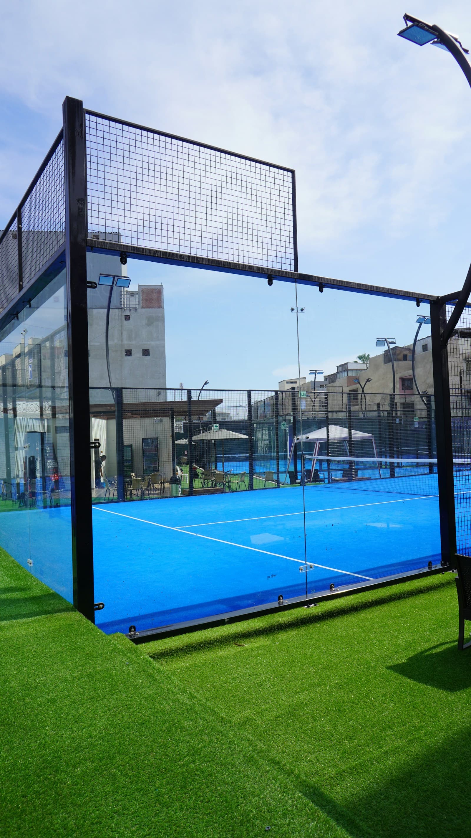 I campi da padel del club con pareti in vetro